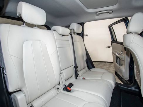 Used 2022 Mercedes-Benz GLB 250 w/ Premium Package Lite image 16