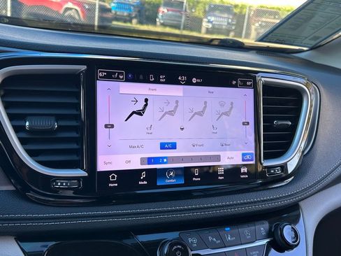 Used 2023 Chrysler Pacifica Touring-L image 55