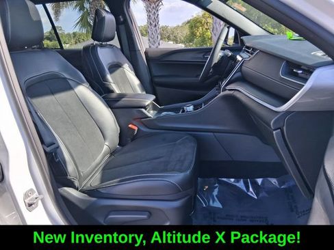 Certified 2025 Jeep Grand Cherokee Altitude AWD/4WD image 16