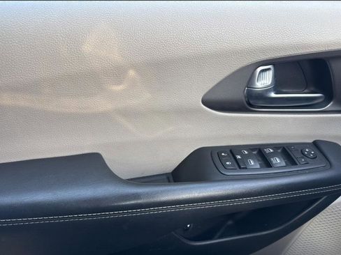 Used 2023 Chrysler Pacifica Touring-L image 18