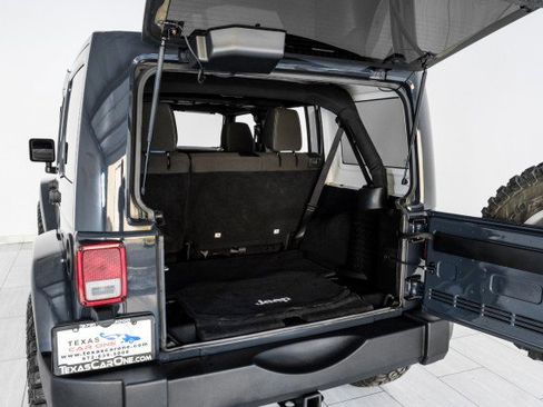 Used 2017 Jeep Wrangler Unlimited Rubicon w/ Connectivity Group image 51