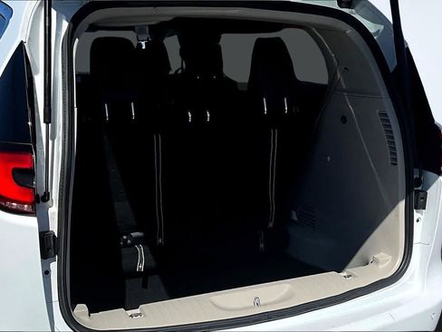 Used 2024 Chrysler Pacifica Touring-L FWD image 19