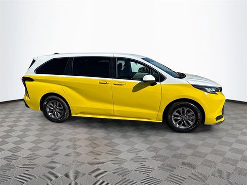 Used 2022 Toyota Sienna LE image 5