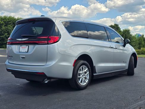 Used 2023 Chrysler Pacifica Touring-L FWD image 8
