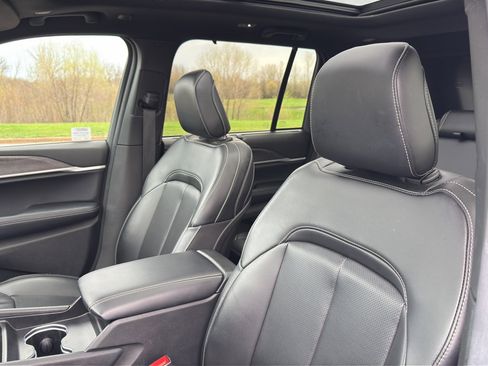 Used 2025 Jeep Grand Cherokee Limited w/ Luxury Tech Group II AWD/4WD image 18