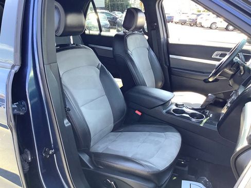 Used 2017 Ford Explorer XLT w/ Equipment Group 202A AWD/4WD image 18