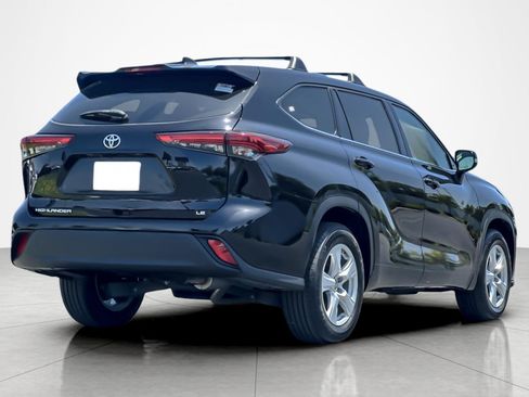Used 2022 Toyota Highlander LE FWD image 5