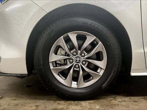 Used 2024 Toyota Sienna XLE image 7