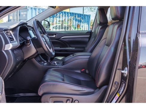 Used 2019 Toyota Highlander SE w/ Nightshade Edition AWD/4WD image 18
