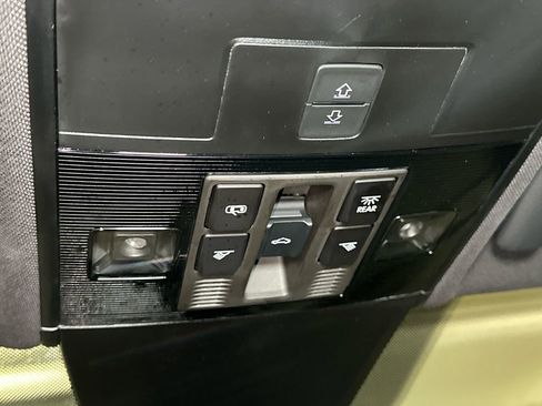 Used 2023 Volkswagen Tiguan SEL R-Line image 37