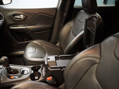 Used 2019 Jeep Cherokee Limited image 9