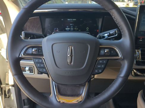 Used 2024 Lincoln Navigator Reserve image 13