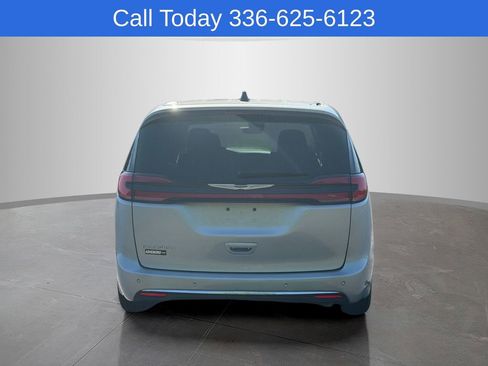 Used 2024 Chrysler Pacifica Touring-L FWD image 8