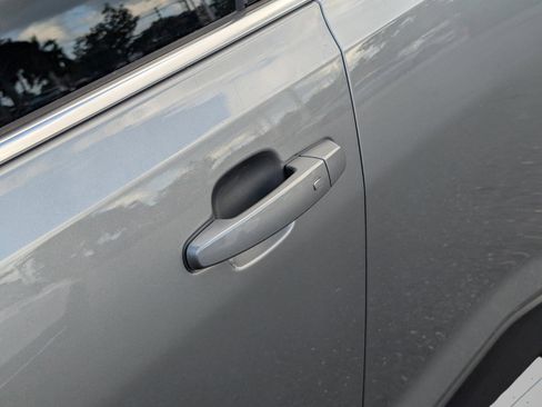 Used 2023 GMC Acadia SLT image 18