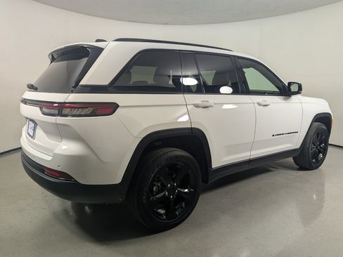 Used 2023 Jeep Grand Cherokee Altitude RWD image 8