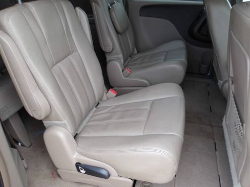 Used 2015 Chrysler Town & Country Touring FWD image 22