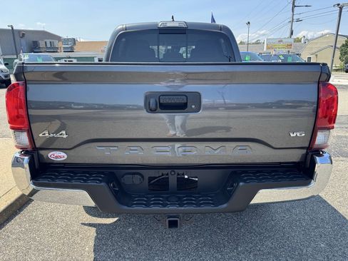 Used 2018 Toyota Tacoma SR5 AWD/4WD image 9