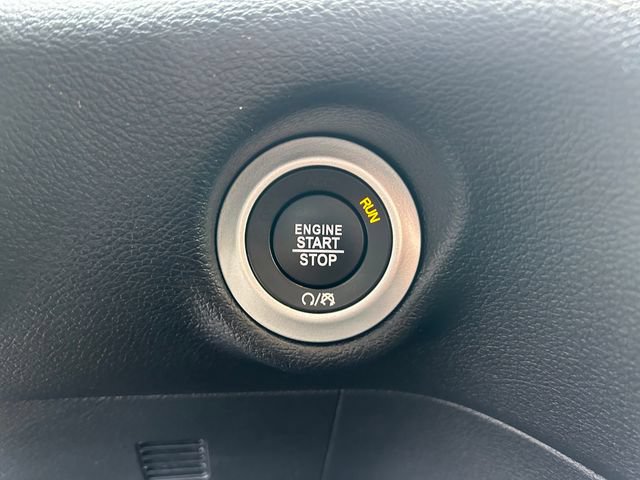 Used 2025 Chrysler Pacifica Select FWD image 62