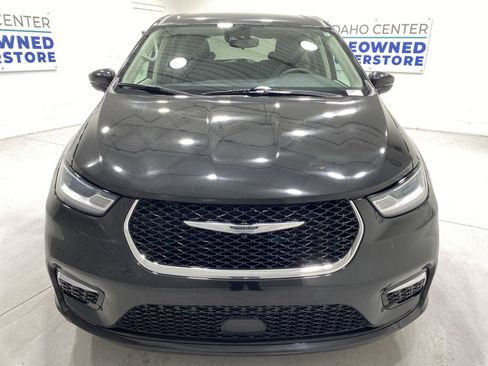 Used 2023 Chrysler Pacifica Touring-L FWD image 3