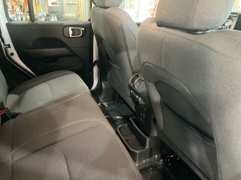 Used 2025 Jeep Wrangler Unlimited Sahara image 17