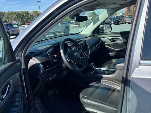 Used 2021 Chevrolet Traverse LT w/ LT Premium Package image 12