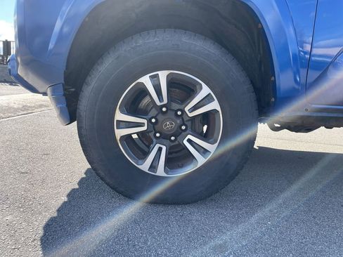 Used 2018 Toyota Tacoma TRD Sport image 9