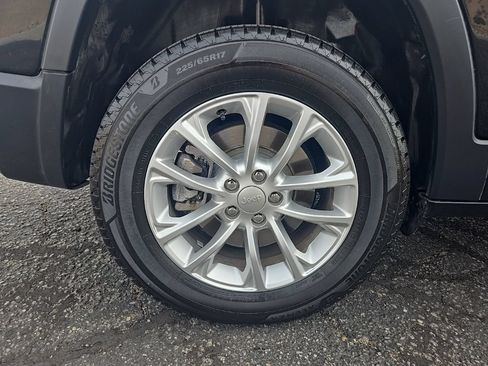 Used 2019 Jeep Cherokee Latitude w/ Popular Appearance Group AWD/4WD image 10