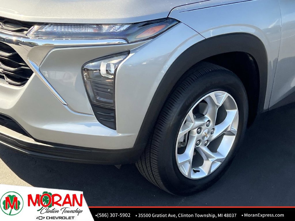 Used 2025 Chevrolet Trax LS w/ LS Convenience Package FWD image 10