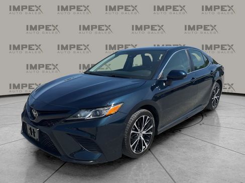 Used 2020 Toyota Camry SE image 1