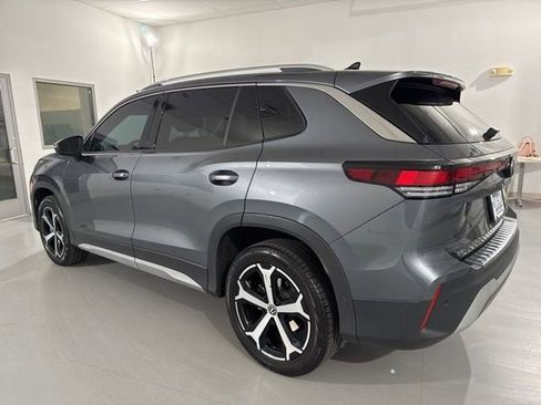 Used 2025 Volkswagen Tiguan SE image 7