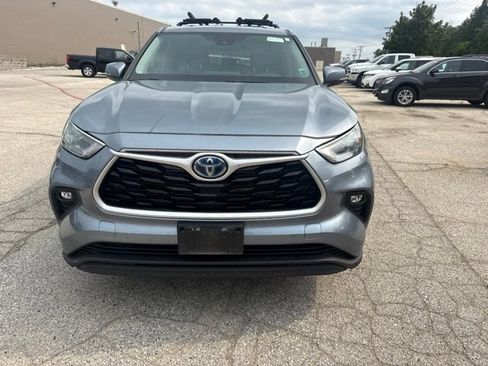 Used 2022 Toyota Highlander LE AWD/4WD image 2