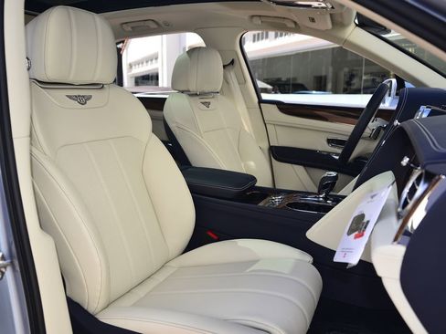 Used 2019 Bentley Bentayga AWD/4WD image 2