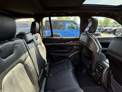 Used 2023 Jeep Grand Cherokee Overland w/ Luxury Tech Group IV AWD/4WD image 17