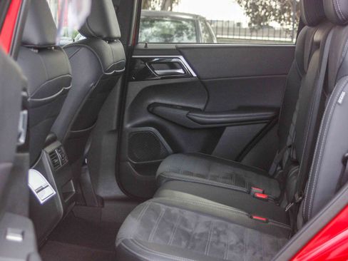 Used 2024 Mitsubishi Outlander SE image 18