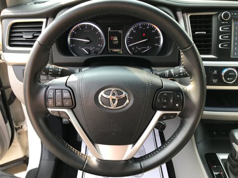 Used 2017 Toyota Highlander XLE w/ Carpet Mat Package AWD/4WD image 16