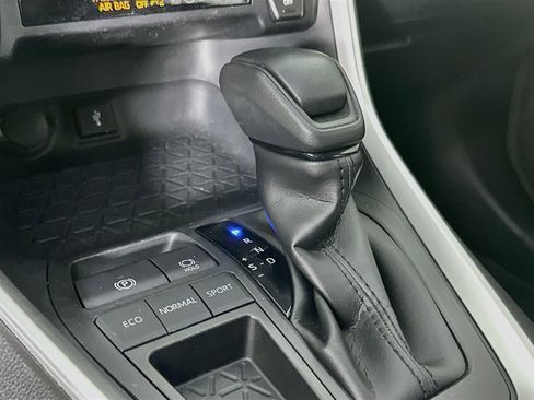 Used 2020 Toyota RAV4 XLE w/ Convenience Package FWD image 25