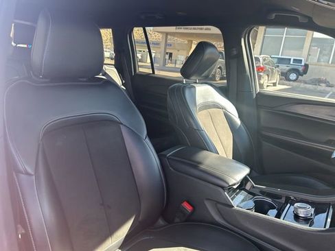 Used 2023 Jeep Grand Cherokee L Laredo image 27