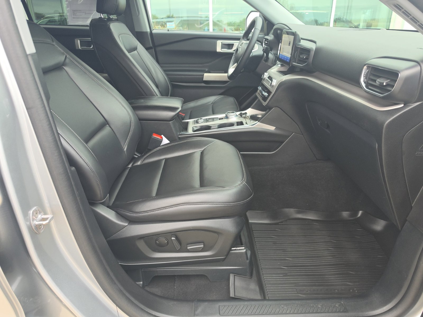 Used 2023 Ford Explorer XLT w/ Equipment Group 202A AWD/4WD image 19