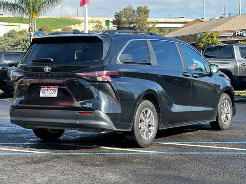 Used 2024 Toyota Sienna XLE image 5