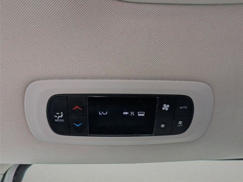 Used 2023 Chrysler Pacifica Touring-L w/ Uconnect Theater Family Group FWD image 32