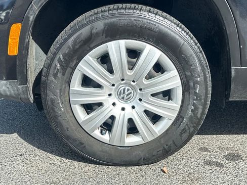 Used 2017 Volkswagen Tiguan S image 11