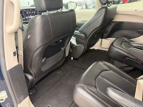 Used 2023 Chrysler Pacifica Touring-L FWD image 30