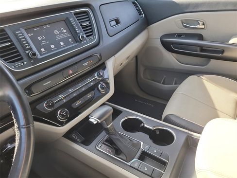 Used 2019 Kia Sedona EX image 22