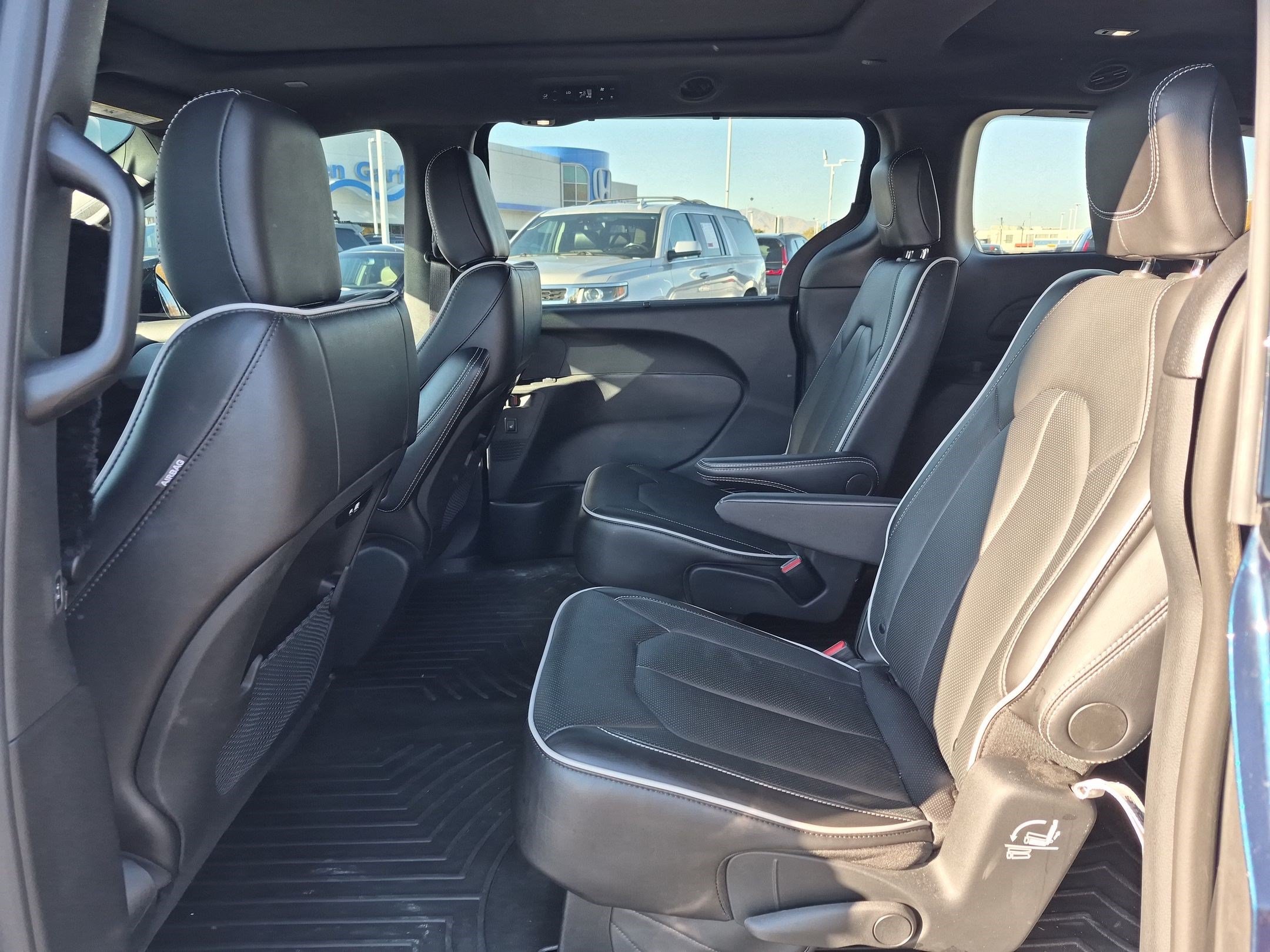 Used 2025 Chrysler Pacifica Limited AWD/4WD image 30