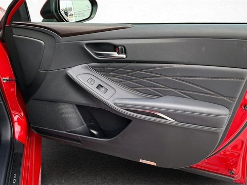 Used 2021 Toyota Avalon Limited image 26