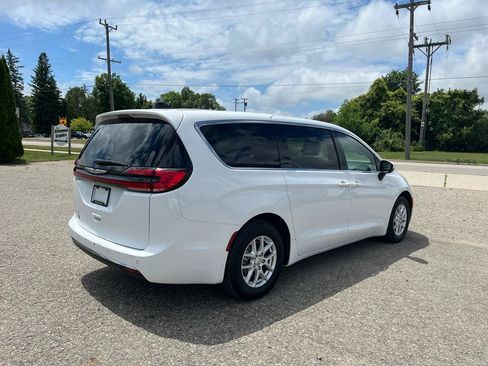 Used 2023 Chrysler Pacifica Touring FWD image 5