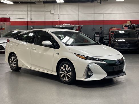 Used 2018 Toyota Prius Prime Advanced image 2