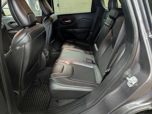 Used 2019 Jeep Cherokee Trailhawk w/ Comfort/Convenience Group image 18