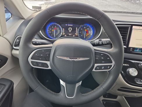 Used 2024 Chrysler Pacifica Touring-L image 18