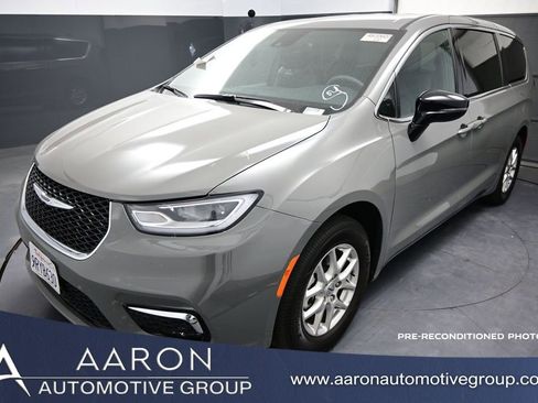 Used 2025 Chrysler Pacifica Select FWD image 1